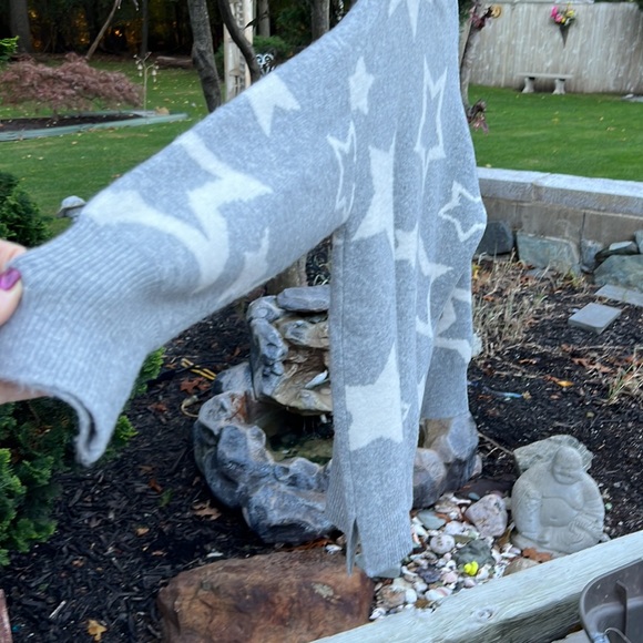 Blue gray sweater.. - Picture 2 of 6